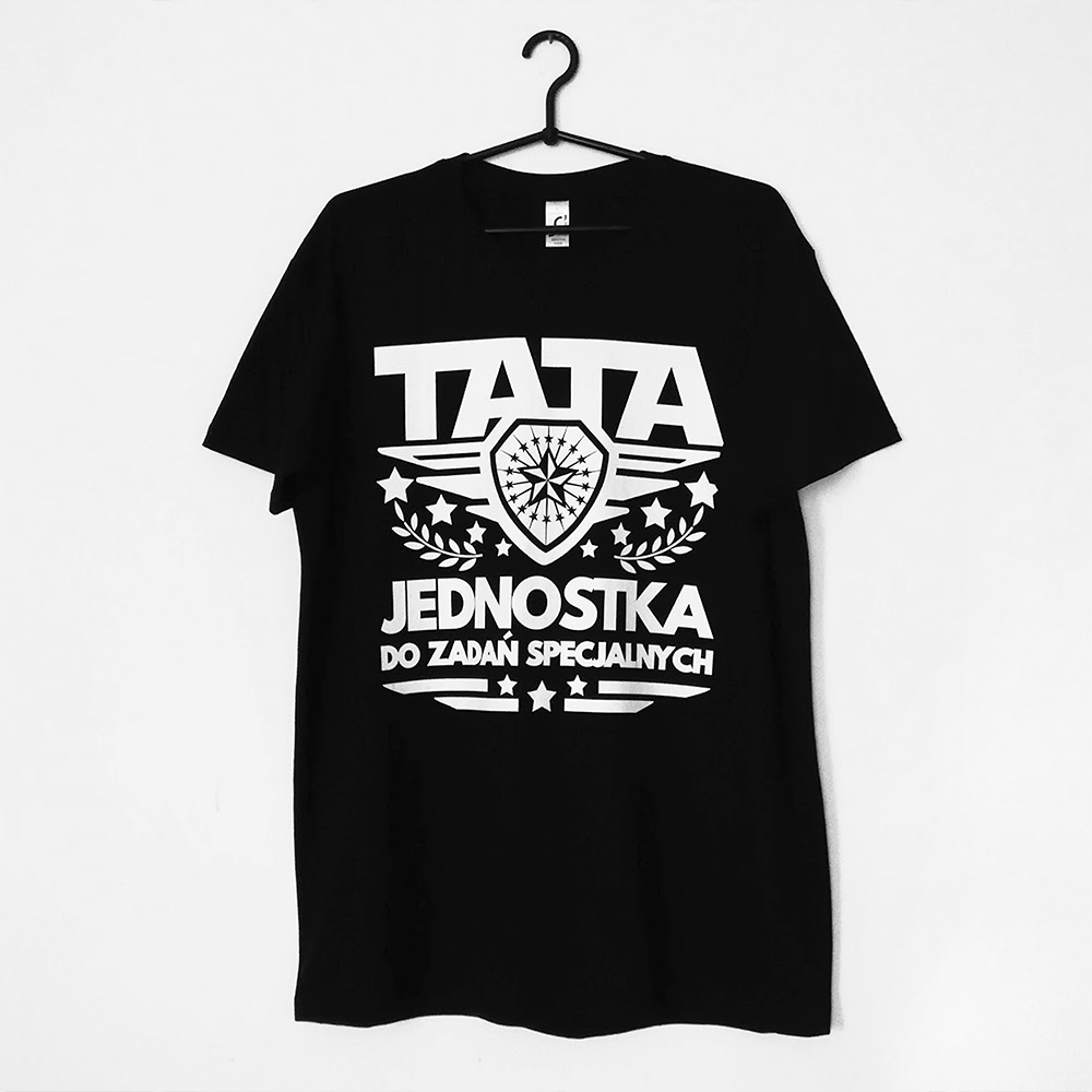 Czarna koszulka z napisem Tata Jednostka do zadań specjalnych to zdecydowany bestseller wśród prezentów na Dzień Taty.