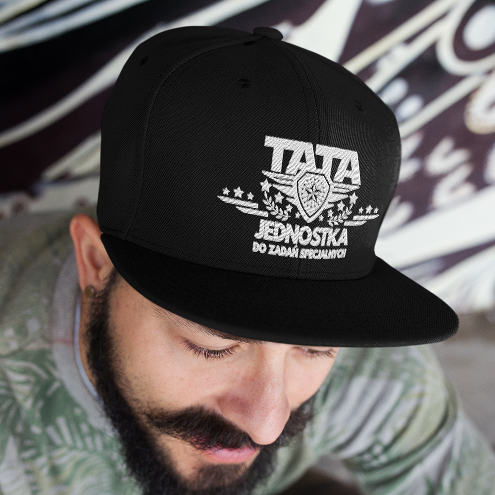 Czarna czapka snapback z napisem Tata jednostka do zadań specjalnych spodoba się ojcom, którzy lubią nosić czapki i wolą sportowy styl.